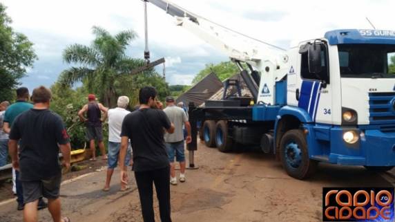 Saída de pista deixa carreta pendurada em ponte na BR 285 - foto 2