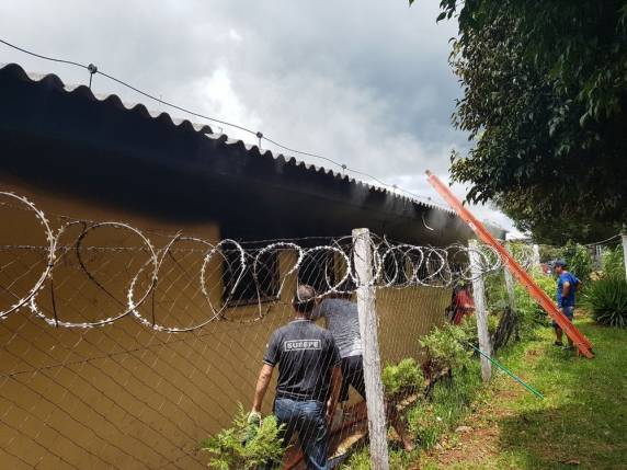 Dois detentos e cinco agentes inalaram fumaça, mas foram atendidos e passam bem. Polícia investigará o caso