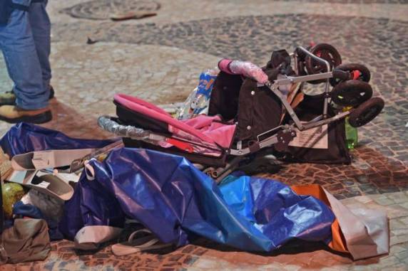 Além do bebê, identificado como Maria Louise, outras 15 pessoas ficaram feridas após um motorista perder o controle da direção e invadir o 

calçadão da praia