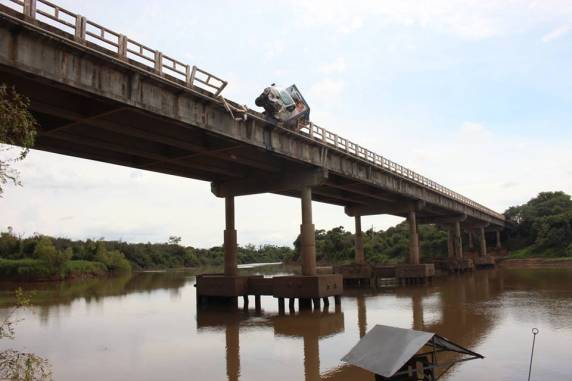 O veículo ficou 

pendurado na ponte