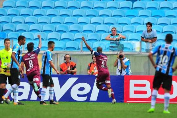 Em jogo de oito gols, Grêmio sofre virada e perde para o Caxias - foto 3