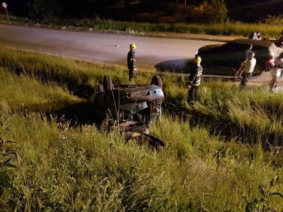 Acidente ocorreu na madrugada deste domingo (21) em Pescaria Brava. Outras duas pessoas ficaram gravemente feridas