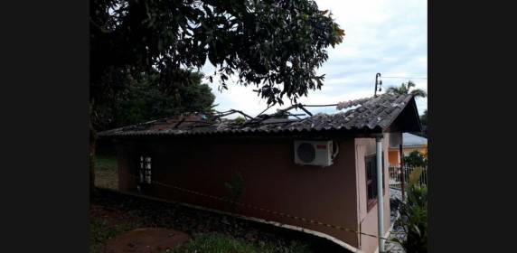 Residência fica completamente destruída em incêndio
em São Miguel do Oeste - foto 4