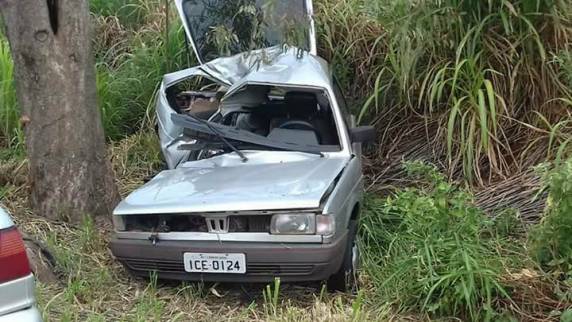 Motorista escapa com lesões leves em saída de pista na RS 307 em Cândido Godói - foto 2