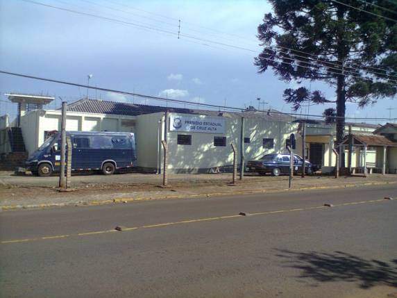 Conforme o administrador do presídio, esta é a 

segunda vez no ano que presos conseguem pular o muro e fugir do local
