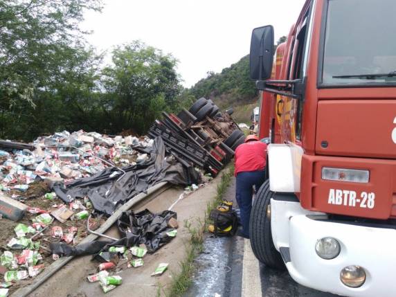 Passageira 

teve ferimentos leves e foi levada ao hospital. Acidente foi na BR-282 na tarde de domingo