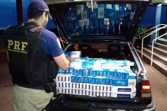 PRF apreende 20 mil maços de cigarros paraguaios e prende homem na BR 163 em Guaraciaba - foto 3