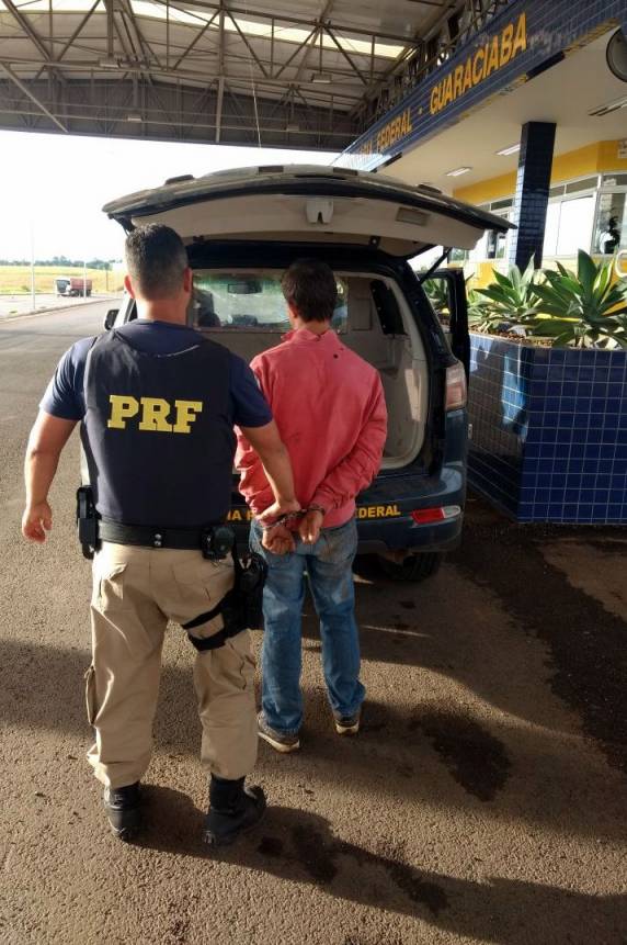 PRF apreende 20 mil maços de cigarros paraguaios e prende homem na BR 163 em Guaraciaba - foto 2