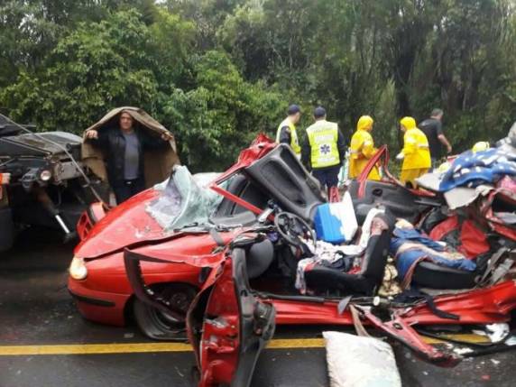Quatro veículos se envolveram no acidente, que deixou ainda quatro feridos