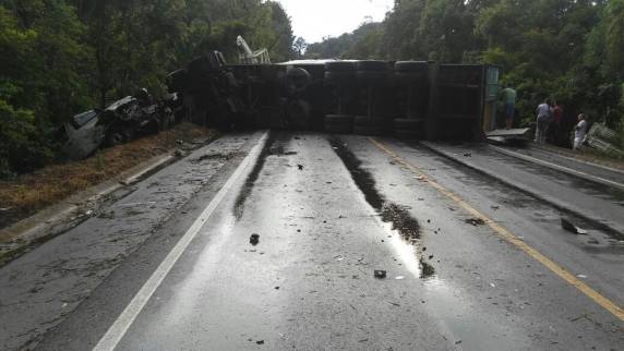 Caminhão cai sobre carro da Argentina e mata três pessoas em Santa Catarina - foto 3