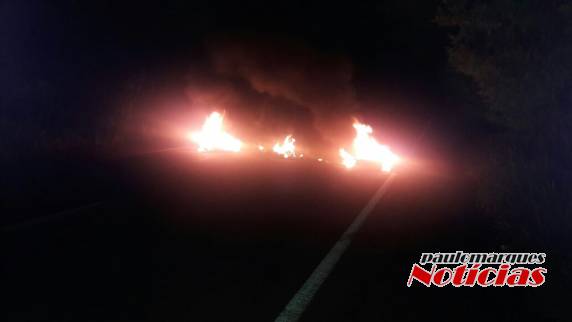 Manifestantes queimam
pneus e interrompem a RS 342 em Três de Maio; VEJA VÍDEO - foto 2