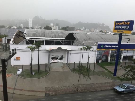 Chuva e vento castigam novamente a cidade de Brusque - foto 5