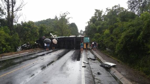 Caminhão cai sobre carro da Argentina e mata três pessoas em Santa Catarina - foto 6