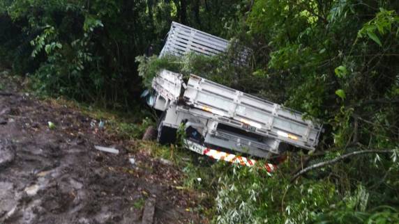 Caminhão cai sobre carro da Argentina e mata três pessoas em Santa Catarina - foto 7
