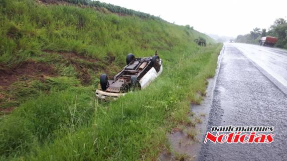 Motorista e passageiro escapam sem lesões em capotamento na BR 472, em Três de Maio - foto 4
