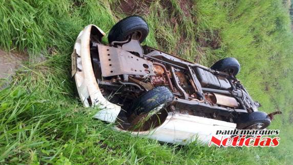 Motorista e passageiro escapam sem lesões em capotamento na BR 472, em Três de Maio - foto 3