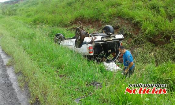 Motorista e passageiro escapam sem lesões em capotamento na BR 472, em Três de Maio - foto 2