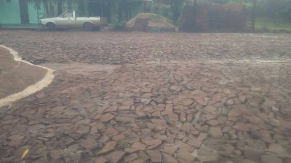 VÍDEOS; internautas relatam
problemas enfrentados com grande volume da água da chuva, em Três de Maio - foto 2