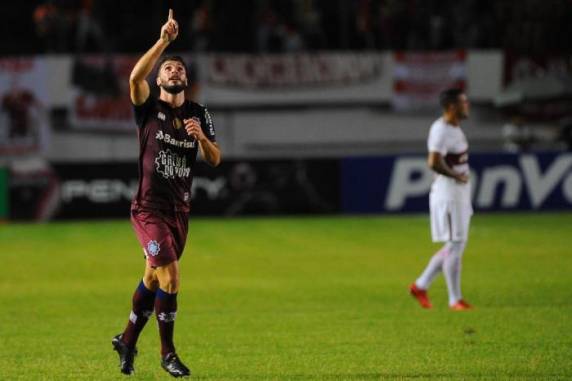 Equipe grená segue com 100% no Gauchão, enquanto Colorado sofre o primeiro revés no campeonato