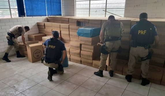 Ação conjunta PRF e PM descobre depósito de cigarros contrabandeados e prende três envolvidos em Gaspar - foto 2
