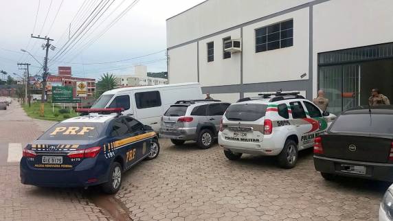 Ação conjunta PRF e PM descobre depósito de cigarros contrabandeados e prende três envolvidos em Gaspar - foto 5