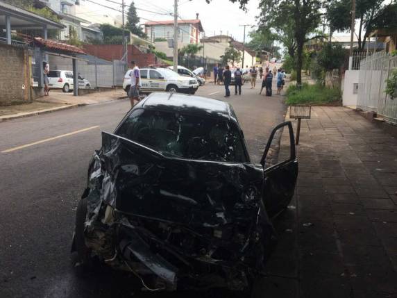 Carro é atingido ao sair de casa em Passo Fundo; duas mulheres
ficam feridas - foto 2