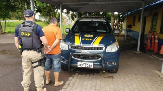 A Polícia Rodoviária Federal foi alertada sobre van em Nova 

Petrópolis