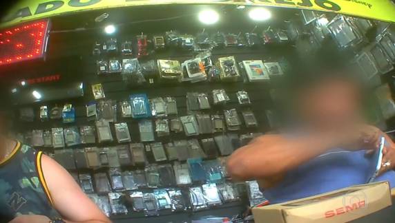 Criminosos trocam o código de fabrica dos smartphones para que eles possam ser reutilizados. 

Especialista diz que fraude torna ineficiente o mecanismo de segurança usado pela Anatel para coibir o uso de aparelhos roubados
