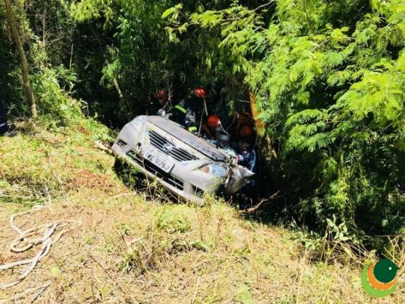 Saída de pista deixa dois feridos na ERS 324 em Passo Fundo - foto 4