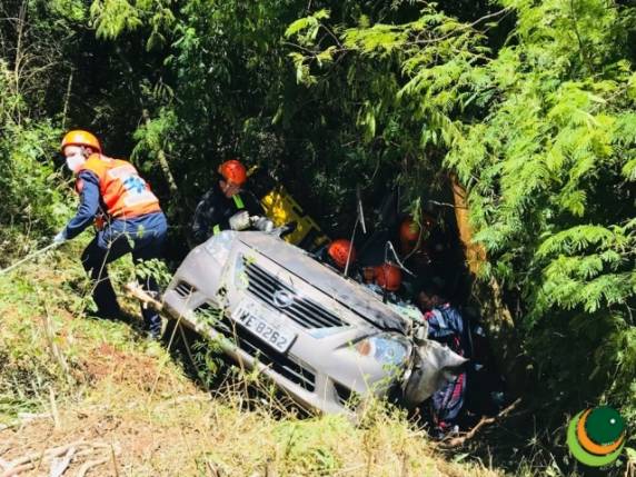 Saída de pista deixa dois feridos na ERS 324 em Passo Fundo - foto 2