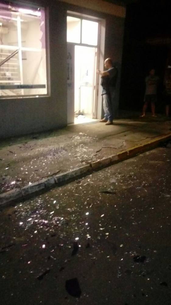 Três agências bancárias são atacadas no município de Mata, no centro do Estado - foto 4