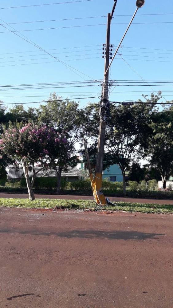 Poste da rede elétrica é danificado por veículo na Av. Santa Rosa em Três de Maio - foto 2