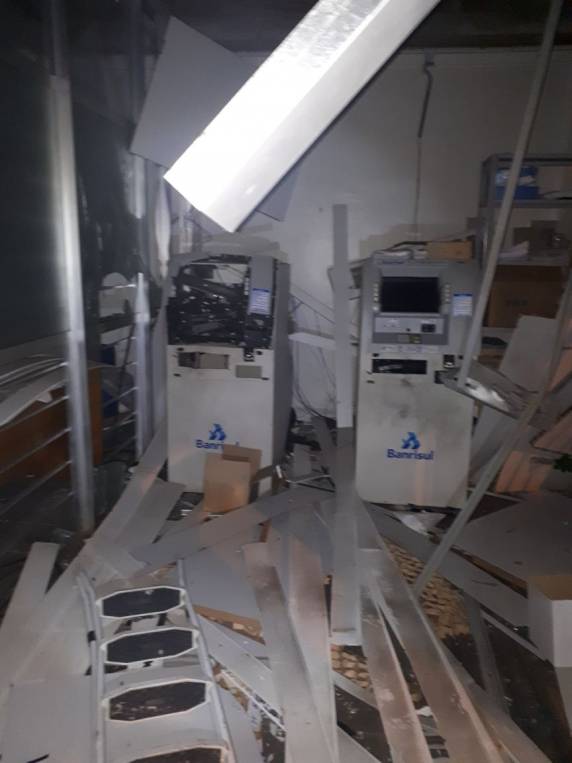 Bando queima veículo após arrombarem o banco de Barra Funda - foto 4