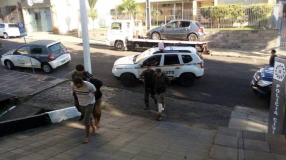 Quadrilha é presa
após fuga, troca de tiros e capotamento na BR-386, em Lajeado - foto 3