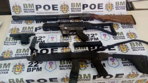 Quadrilha é presa
após fuga, troca de tiros e capotamento na BR-386, em Lajeado - foto 4