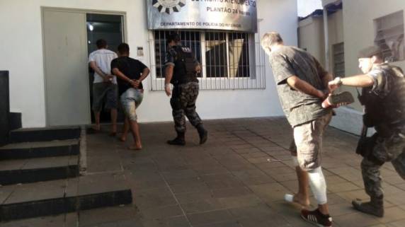 Quadrilha é presa
após fuga, troca de tiros e capotamento na BR-386, em Lajeado - foto 2