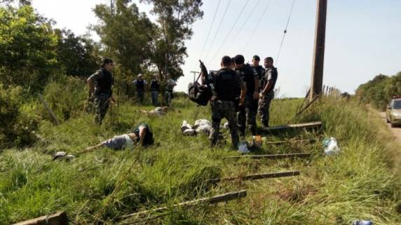 Quadrilha é presa
após fuga, troca de tiros e capotamento na BR-386, em Lajeado - foto 8