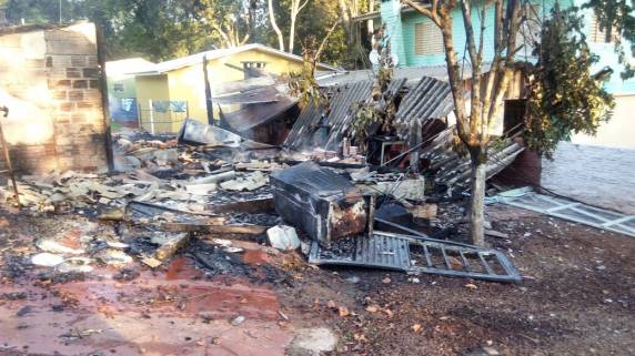 Fogo destrói
residência as margens do Rio Buricá em Vila Cascata, Horizontina - foto 2