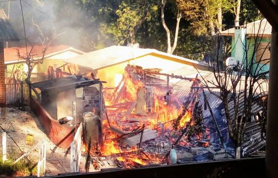 Fogo destrói
residência as margens do Rio Buricá em Vila Cascata, Horizontina - foto 3