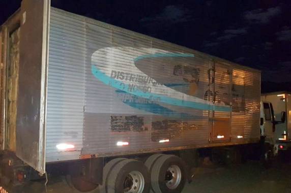 Ação conjunta PRF e PM apreende cigarros contrabandeados e recupera caminhão roubado na BR 282 em Catanduvas - foto 2