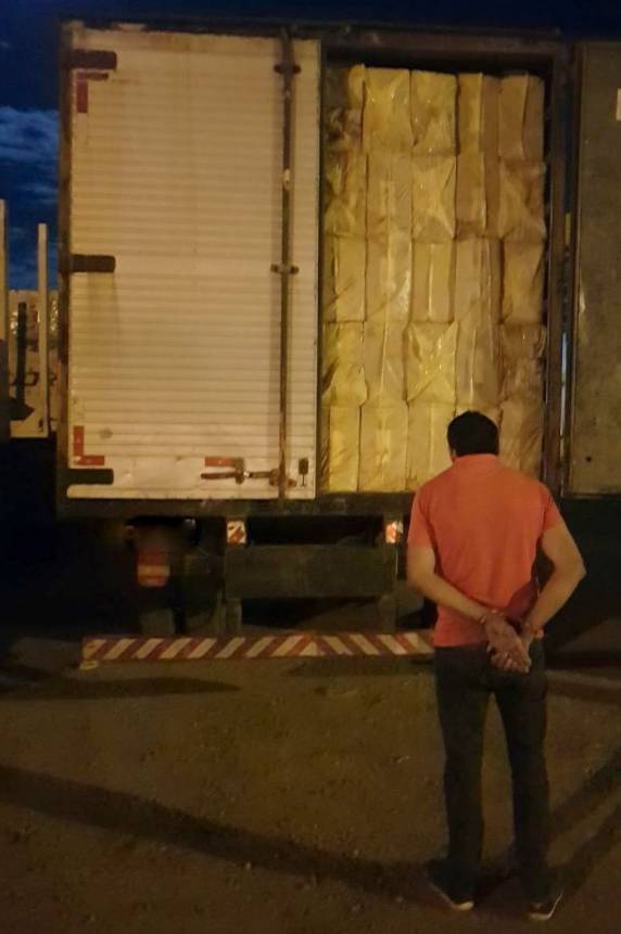 Ação conjunta PRF e PM apreende cigarros contrabandeados e recupera caminhão roubado na BR 282 em Catanduvas - foto 3