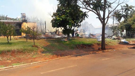 Bombeiros combatem incêndio em duas casas em Boa Vista do Buricá - foto 5