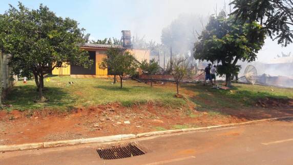 Bombeiros combatem incêndio em duas casas em Boa Vista do Buricá - foto 4