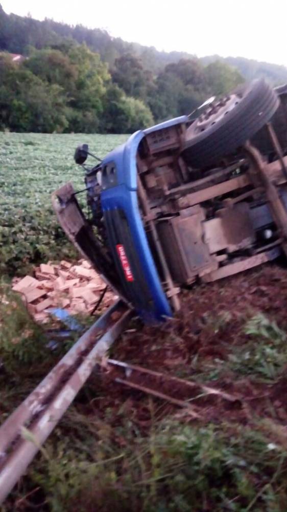 Caminhão tomba e vira carga de tijolos na BR
472 em Santo Cristo - foto 2