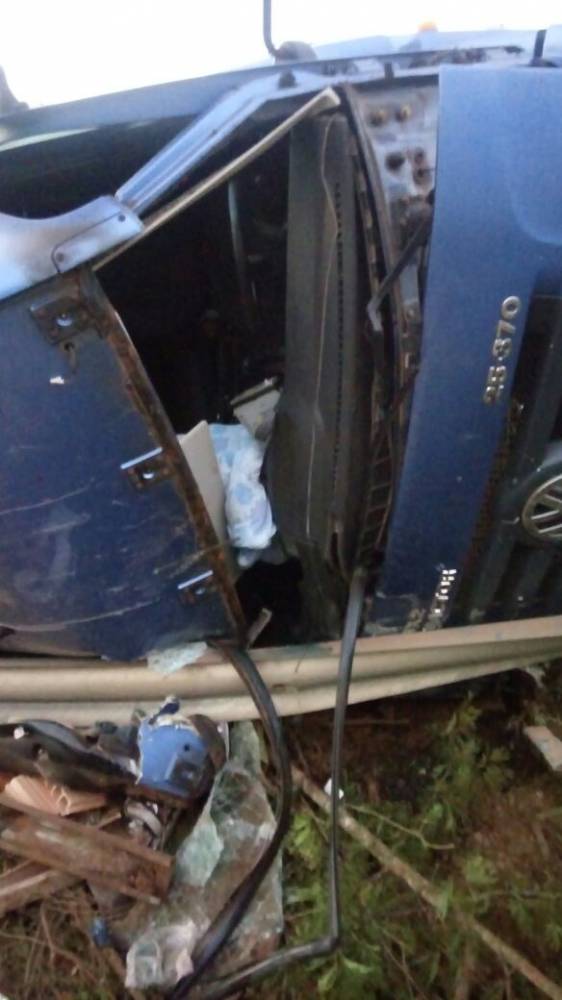 Caminhão tomba e vira carga de tijolos na BR
472 em Santo Cristo - foto 3