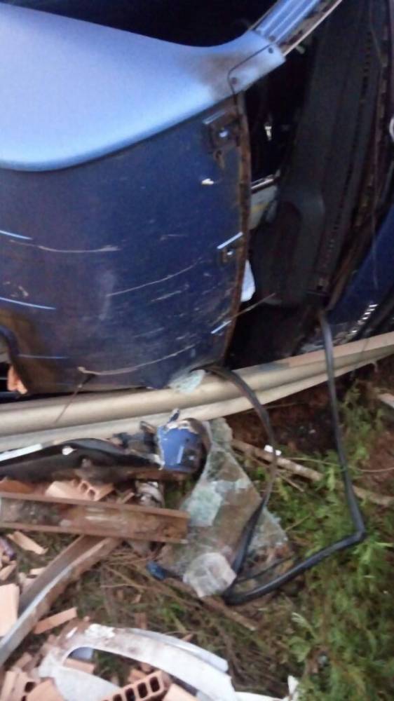 Caminhão tomba e vira carga de tijolos na BR
472 em Santo Cristo - foto 4