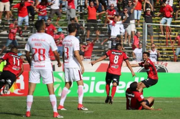 Time de Odair 

Hellmann jogou com um jogador a menos desde os 35 minutos do primeiro tempo