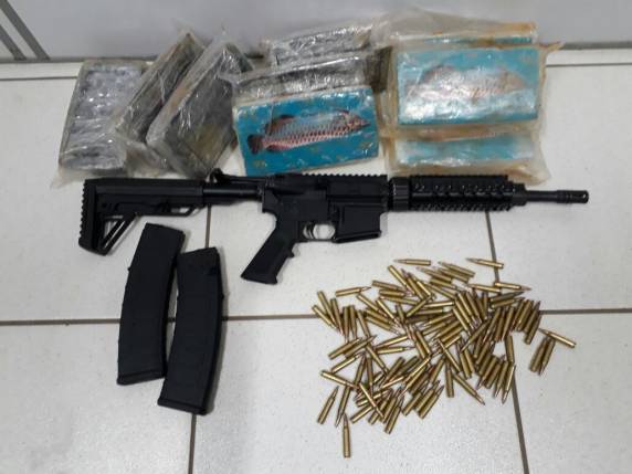 Polícia prende traficantes que transportavam
drogas em ônibus, em São Borja - foto 4