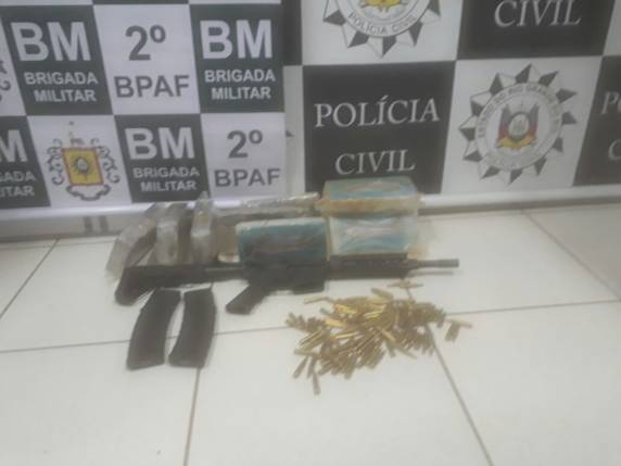 Polícia prende traficantes que transportavam
drogas em ônibus, em São Borja - foto 2