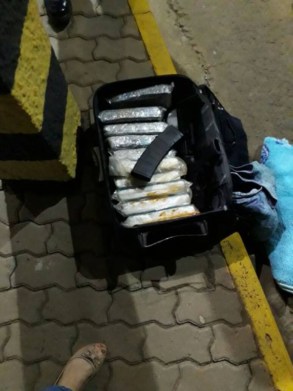 Polícia prende traficantes que transportavam
drogas em ônibus, em São Borja - foto 3